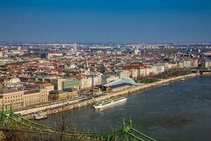 visie van de mooi Boedapest stad en Donau rivier- onder de blauw lucht foto