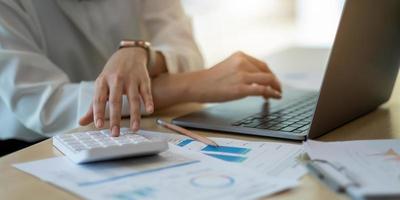 zakenvrouw hand wijzend zakelijk document tijdens bespreking tijdens vergadering discussie en analysegegevens de grafieken en grafieken die de resultaten tonen op meeting.business financiën en boekhoudconcept foto