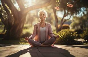 kalmte oud vrouw met Gesloten ogen gedurende yoga meditatie. ai gegenereerd foto