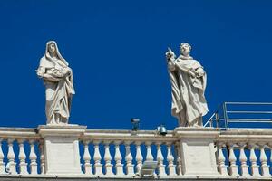 detail van de standbeelden van heiligen dat kroon de zuilengalerijen van st. peter plein gebouwd Aan 1667 Aan de Vaticaan stad foto