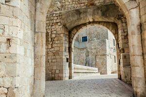de mooi steegjes Bij de omringt door een muur oud stad- van Dubrovnik foto