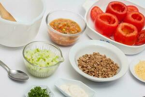 gevuld tomaten voorbereiding. ingrediënten naar bereiden gevuld tomaten foto