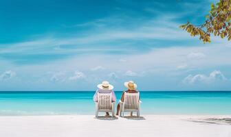 gepensioneerd op reis paar resting samen Aan zon ligstoelen gedurende strand vakanties Aan een tropisch eiland. ai gegenereerd foto