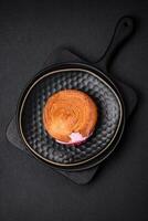 ronde bladerdeeg gebakje croissant met framboos vulling of nieuw york rollen foto