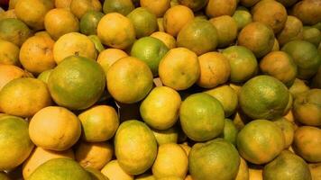 stapel van oranje fruit Aan de markt foto