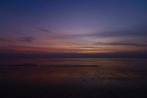 landschap visie licht in ochtend- zonsopkomst en silhouet oceaan Azië Thailand foto