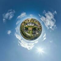 klein planeet in lucht met wolken met uitzicht oud dorp, stedelijk ontwikkeling, historisch gebouwen en kruispunt. transformatie van bolvormig 360 panorama in abstract antenne visie. foto