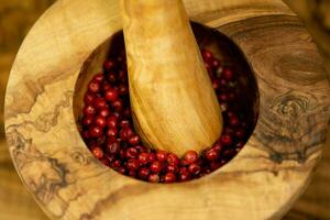 rood peper van de braziliaans schinus terebinthifolia boom Aan olijf- hout foto