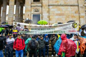 bogotá, Colombia, 19 juli 2023. vredig protest van de leden van de actief reserveren van de leger en Politie krachten in Bogota Colombia tegen de regering van gustav petroleum foto