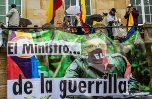 bogotá, Colombia, 19 juli 2023. vredig protest van de leden van de actief reserveren van de leger en Politie krachten in Bogota Colombia tegen de regering van gustav petroleum foto