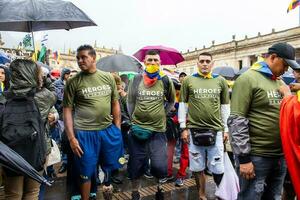 bogotá, Colombia, 19 juli 2023. vredig protest van de leden van de actief reserveren van de leger en Politie krachten in Bogota Colombia tegen de regering van gustav petroleum foto