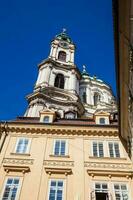 facade van de antiek en mooi heilige nicholas kerk Bij Praag oud stad- foto