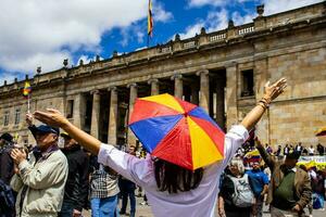 bogotá, Colombia, juni 2023, vredig protest marsen tegen de regering van gustav petroleum gebeld la marcha de la burgemeester foto