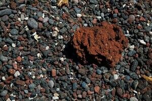 detail van de rotsen Aan de beroemd rood strand Bij Santorini eiland in een mooi vroeg voorjaar dag foto