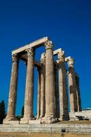 ruïnes van de tempel van olympisch Zeus ook bekend net zo de olympieion Bij de centrum van de Athene stad in Griekenland foto