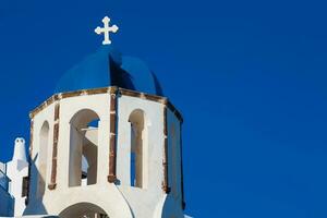 traditioneel architectuur van de kerken van de oia stad in Santorini eiland foto