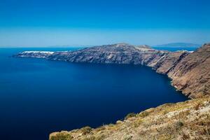 de mooi Egeïsch zee gezien van de wandelen spoor aantal 9 welke verbindt de steden van fira en oia Aan de Santorini eiland foto