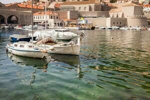 Dubrovnik stad oud haven jachthaven en vestingwerken foto