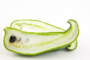 vulling komkommer geïsoleerd in wit achtergrond. cyclanthera pedata foto