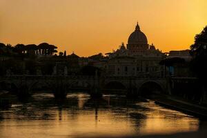 de zonsondergang valt over- de mooi constantijn basiliek van st. peter Bij de Vaticaan stad foto