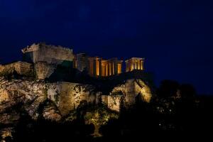 nacht visie van de mooi acropolis van de Areopagus heuvel foto