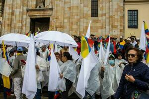 bogotá, Colombia, 19 juli 2023. vredig protest van de leden van de actief reserveren van de leger en Politie krachten in Bogota Colombia tegen de regering van gustav petroleum foto