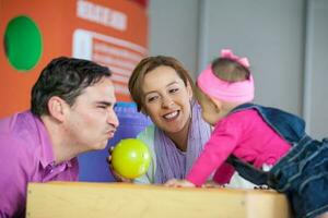 jong ouders spelen met hun baby dochter. vroeg stimulatie voor peuters concept. foto