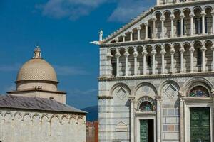 oer- grootstedelijk kathedraal van de veronderstelling van Maria en de koepel van de monumentaal begraafplaats in Pisa foto