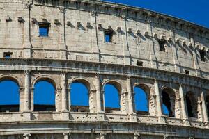 detail van de beroemd colosseum of Coliseum ook bekend net zo de flaviaans amfitheater in de centrum van de stad van Rome foto