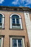 traditioneel architectuur van de gevels gedekt met keramisch tegels gebeld azulejos in de stad van Lissabon in Portugal foto