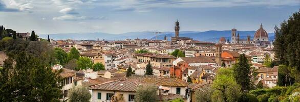 panoramisch visie van de mooi stad van Florence van de Giardino delle roos in een vroeg voorjaar dag foto