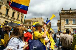 bogotá, Colombia, juni 2023, vredig protest marsen tegen de regering van gustav petroleum gebeld la marcha de la burgemeester foto