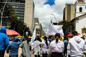 bogotá, Colombia, juni 2023, vredig protest marsen tegen de regering van gustav petroleum gebeld la marcha de la burgemeester foto