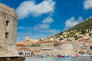 Dubrovnik stad oud haven jachthaven en vestingwerken foto