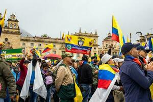 bogotá, Colombia, 19 juli 2023. vredig protest van de leden van de actief reserveren van de leger en Politie krachten in Bogota Colombia tegen de regering van gustav petroleum foto