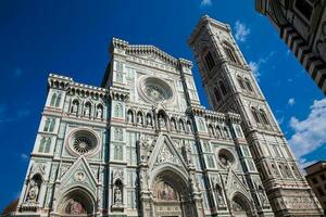 de Giotto campanile en Florence kathedraal gewijd in 1436 tegen een mooi blauw lucht foto