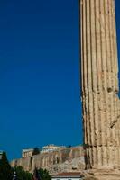 ruïnes van de tempel van olympisch Zeus ook bekend net zo de olympieion en de acropolis Bij de centrum van de Athene stad in Griekenland foto