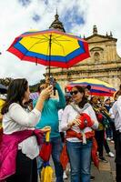 bogotá, Colombia, juni 2023, vredig protest marsen tegen de regering van gustav petroleum gebeld la marcha de la burgemeester foto