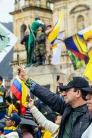 bogotá, Colombia, 19 juli 2023. vredig protest van de leden van de actief reserveren van de leger en Politie krachten in Bogota Colombia tegen de regering van gustav petroleum foto