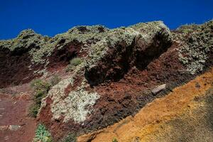 rood, oranje en zwart gestratificeerd kliffen in Santorini eiland foto