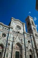de Giotto campanile en Florence kathedraal gewijd in 1436 tegen een mooi blauw lucht foto