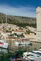Dubrovnik stad oud haven jachthaven en vestingwerken foto