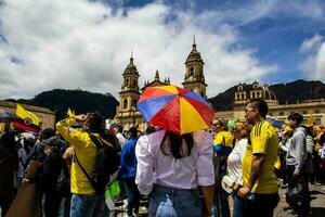 bogotá, Colombia, juni 2023, vredig protest marsen tegen de regering van gustav petroleum gebeld la marcha de la burgemeester foto