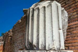 stoffelijk overschot van kolommen van de oude gebouwen Bij de Romeins forum in Rome foto