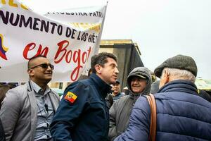 bogotá, Colombia, 19 juli 2023. voormalig minister Diego molaan Bij de vredig protest van de leden van de actief reserveren van de leger en Politie krachten in Bogota Colombia tegen gustav petro. foto