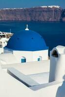 traditioneel architectuur van de kerken van de oia stad in Santorini eiland foto