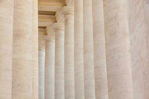 detail van de mooi Dorisch zuilengalerij Bij st peter plein Aan de Vaticaan stad in Rome foto