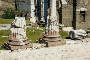 oude ruïnes van de forum van Augustus met tempel van Mars de wreker ingehuldigd in 2 bc foto