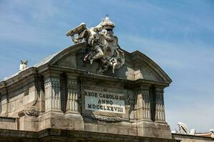 de beroemd puerta de alcalá Aan een mooi zonnig dag in Madrid stad. opschrift Aan de fronton rey carlos iii jaar 1778 foto