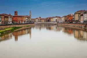 visie van de arno rivier- en Pisa stad foto